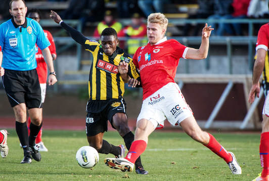 Närkamp mellan Waris Majeed, Häcken och Paulus Arajuuri,