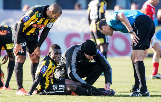 Waris Majeed, Häcken, sitter skadad på gräset