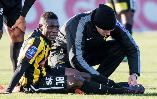 Waris Majeed, Häcken, sitter skadad på gräset