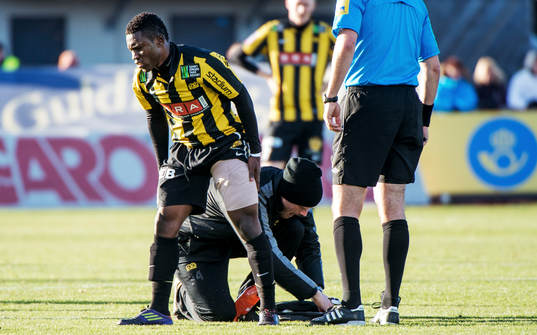 Waris Majeed, Häcken, går skadad av planen