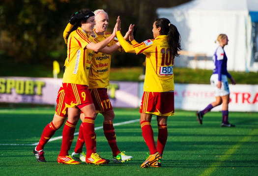  Madelaine Edlund, Veronica Boquete, Caroline Seger och Marta Vieira da Silva, Tyresö, jublar efter 2-0-målet.