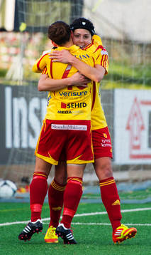 Veronica Boquete och Madelaine Edlund, Tyresö, kramar om