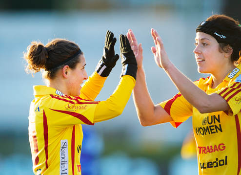  Veronica Boquete och Madelaine Edlund, Tyresö, efter 3-0-målet.