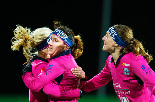  Pernille Harder, Lisa De Vanna, och Mariann Gajhede Knudsen, Linköping, jublar efter 1-1-målet.