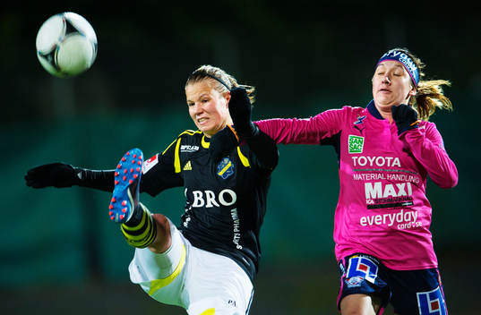 Maija Saari, AIK, slår undan bollen framför Lisa De