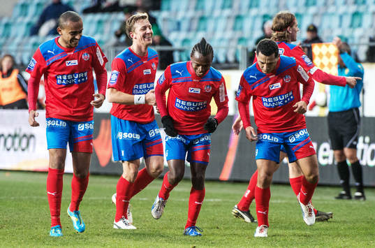  May Mahlangu och Rachid Bouaouzan, , Helsingborg, dansar efter att Rachid Bouaouzan gjort 0-2.
