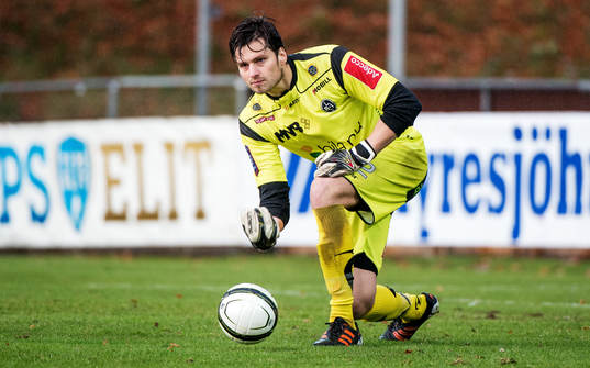 Niklas uddenäs, målvakt, Landskrona, rullar ut bollen