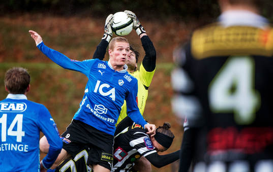 Gudjón Baldvinsson, Halmstad, försöker nicka men Niklas