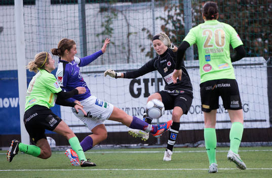 Elin Sandgren, Jitex, har en bra målchans, Hanna Persson,