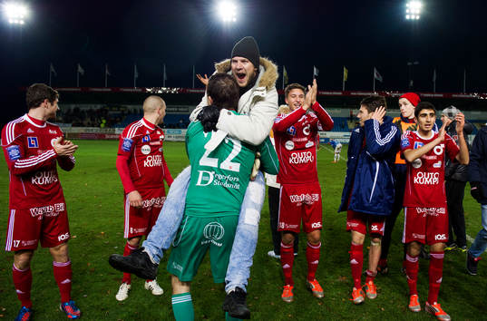 Efter slutsignal är spelarna i Degerfors jublande glada