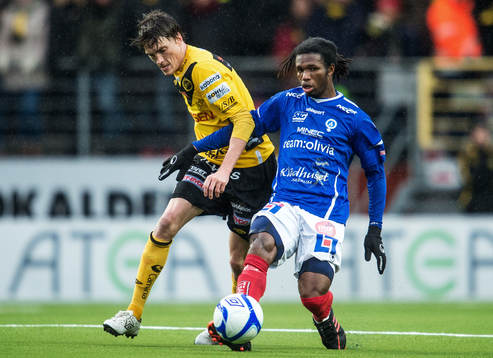  Närkamp mellan Lasse Nilsson, Elfsborg, och Mohamed Abubakari, Åtvidaberg.