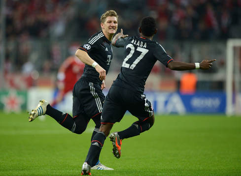 el v.l. Torschuetze Bastian Schweinsteiger, David Alaba (Bayern)