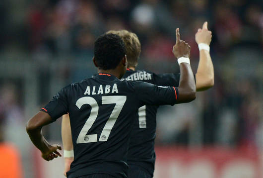 el v.l. David Alaba, Torschuetze Bastian Schweinsteiger (Bayern)
