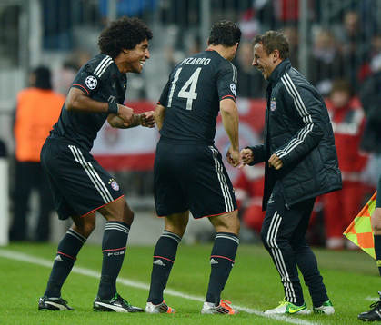 eltanz v.l. Dante, Torschuetze Claudio Pizarro, Rafinha (Bayern)