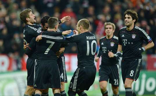 el v.l Thomas Mueller, Torschuetze Claudio Pizarro, Franck Ribery, Arjen Robben, Philipp Lahm, Javier ''Javi'' Martinez (Bayern)