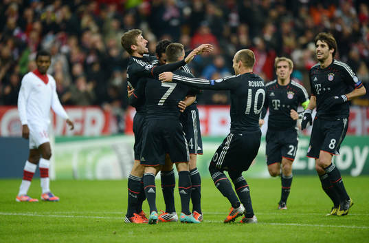 el v.l Thomas Mueller, Torschuetze Claudio Pizarro, Franck Ribery, Arjen Robben, Philipp Lahm, Javier ''Javi'' Martinez (Bayern)