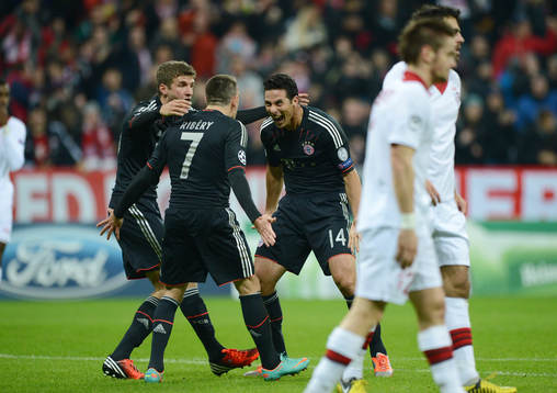 el v.l Thomas Mueller, Franck Ribery, Torschuetze Claudio Pizarro (Bayern)