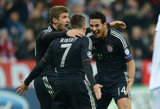 el v.l Thomas Mueller, Franck Ribery, Torschuetze Claudio Pizarro (Bayern)