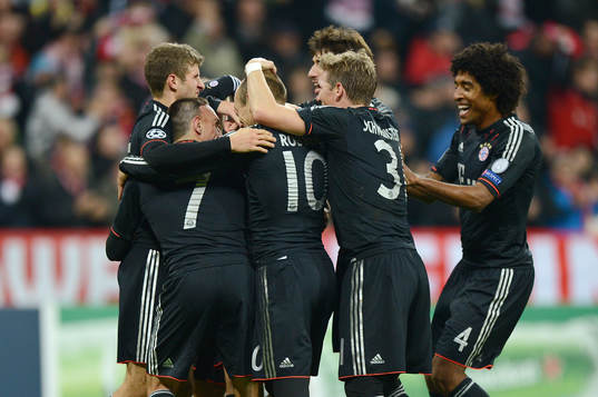 el v.l. Thomas Mueller, Franck Ribery, Torschuetze Claudio Pizarro (verdeckt), Javier ''Javi'' Martinez, Bastian Schweinsteiger, Dante (Bayern)