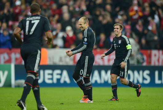 el v.l. Jerome Boateng, Torschuetze Arjen Robben, Philipp