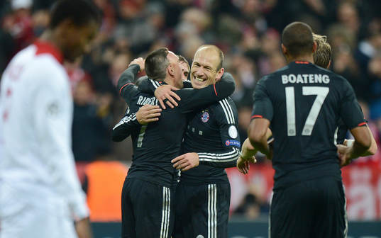 el v.l. Franck Ribery, Torschuetze Arjen Robben (Bayern)