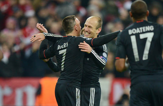 el v.l. Franck Ribery, Torschuetze Arjen Robben (Bayern)