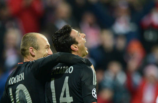 el v.l. Arjen Robben, Torschuetze Claudio Pizarro (Bayern)