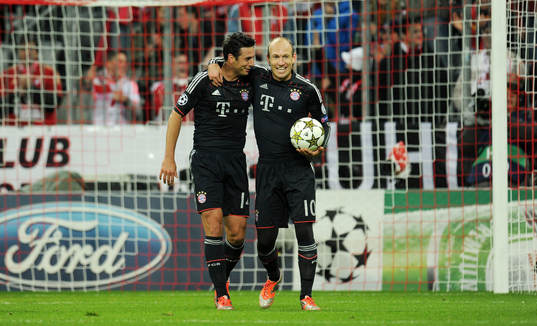 el v.l. Torschuetze Claudio Pizarro, Arjen Robben (Bayern)