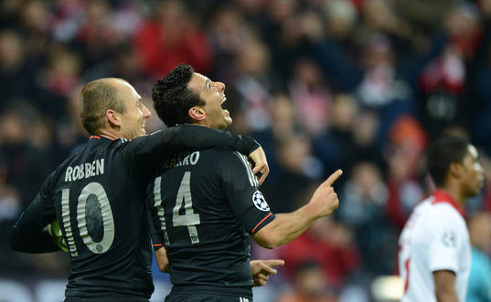 el v.l. Arjen Robben, Torschuetze Claudio Pizarro (Bayern)