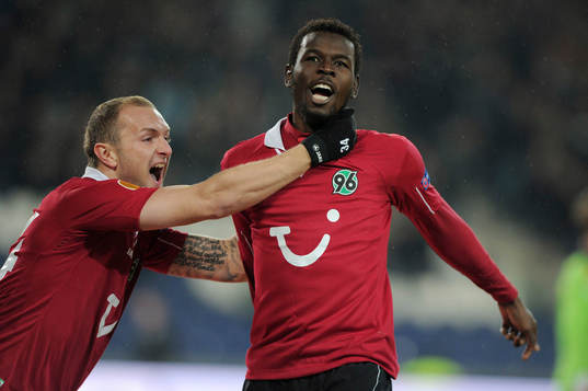 el v.l. Konstantin Rausch, Torschuetze Mame Biram Diouf (96)