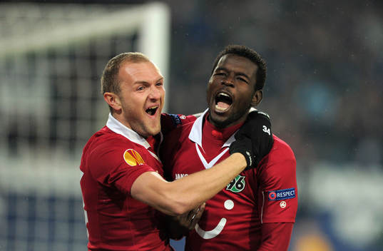 el v.l. Konstantin Rausch, Torschuetze Mame Biram Diouf (96)