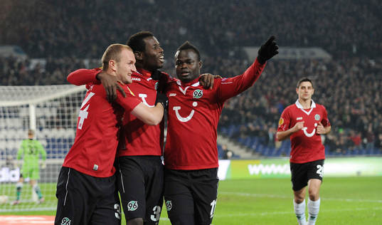 el v.l. Konstantin Rausch, Torschuetze Mame Biram Diouf,