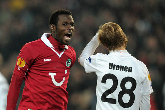 el v.l. Torschuetze Mame Biram Diouf (96), Jere Uronen