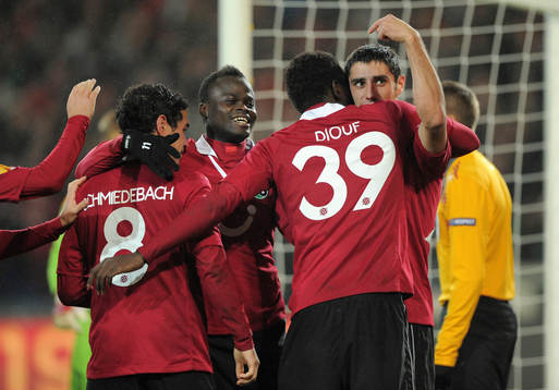 el v.l. Mario Schmiedebach, Didier Ya Konan, Torschuetze