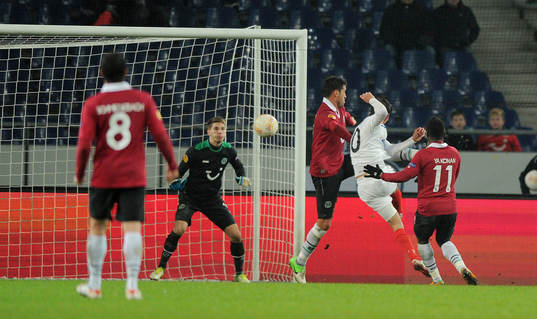 v.l. Torwart Ron-Robert Zieler, Karim Haggui, Torschuetze