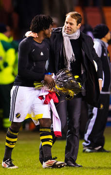  Mohamed Bangura kramas om av Andreas Alm, tränare AIK, efter matchen.