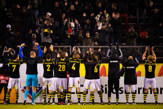  AIK-spelarna tackar klacken efter matchen.