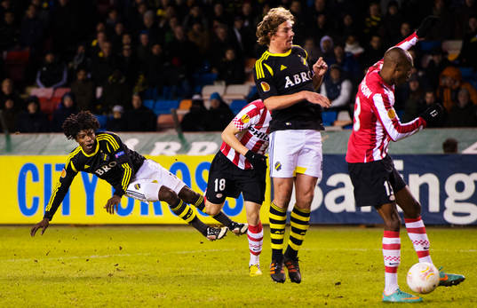  Mohamed Bangura, AIK, skjuter.