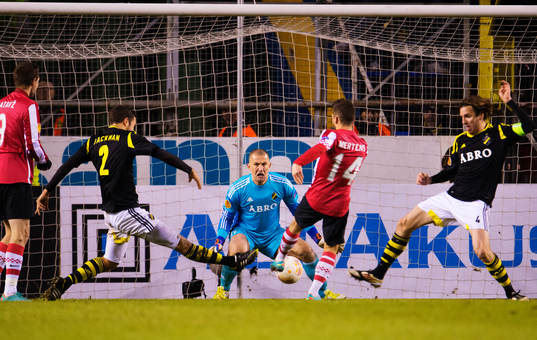  Nicklas Backman, Ivan Turina, målvakt, och Nils-Eric Johansson, AIK, avvärjer en chans från Dries Mertens, PSV.