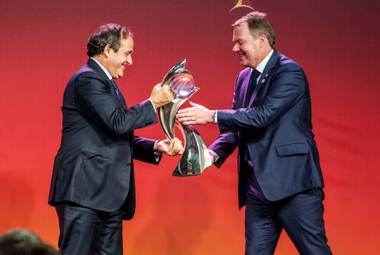Michel Platini, ordförande UEFA ger pokalen till Karl-Erik