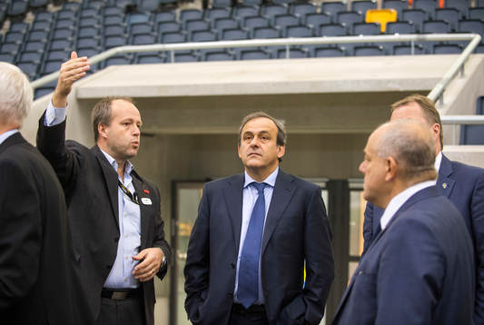  Martin Englund, kommersiell chef på Friends Arena visar Michel Platini, president UEFA tillsammans med Karl-Erik Nilsson, Mikael Santoft och Sune Hellströmer, Sverige nya Nationalarena.