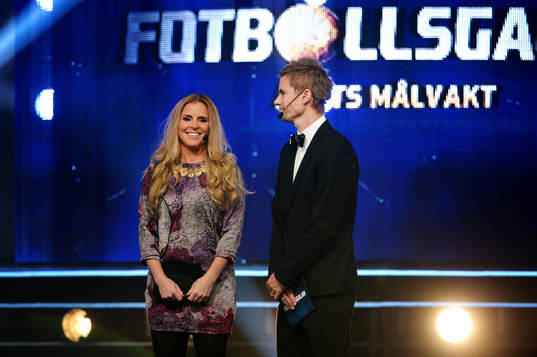  Lisa Miskowsky och Niclas Alexandersson delar ut pris till årets målvakt.
