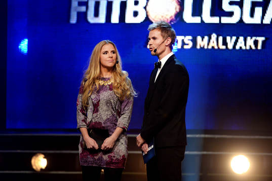 Lisa Miskowsky och Niclas Alexandersson delar ut pris till årets målvakt.