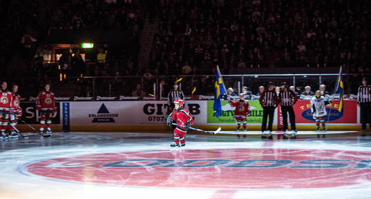 Matchens knatte åker några varv runt mittcirkeln