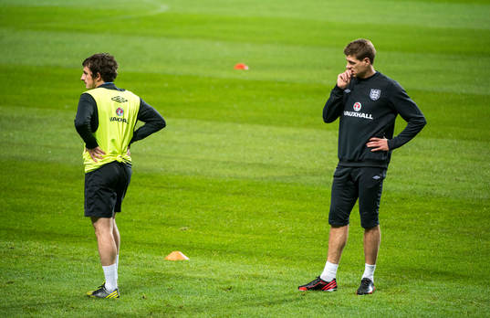  England tränar på Friends Arena. Leighton Baines och Steven Gerrard