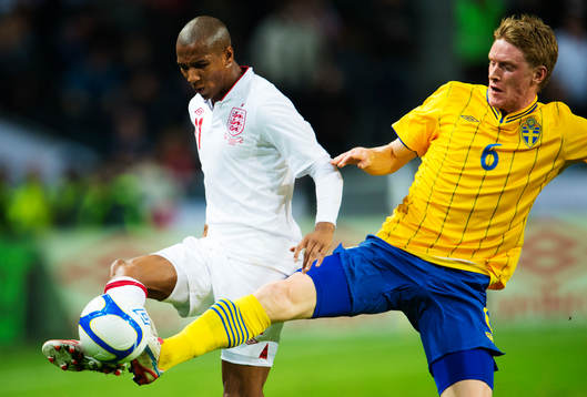 Ashley Young, England, utmanas av Rasmus Elm, Sverige