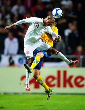 Ashley Young, England, vinner en luftduell mot Mikael