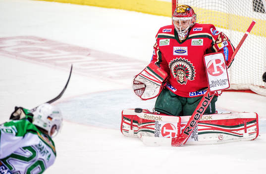 Alexander Barta, Rögle, skjuter mot Julius Hudacek,