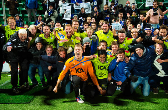 Halmstad är tillbaka i Allsvenskan. Spelarna jublar med