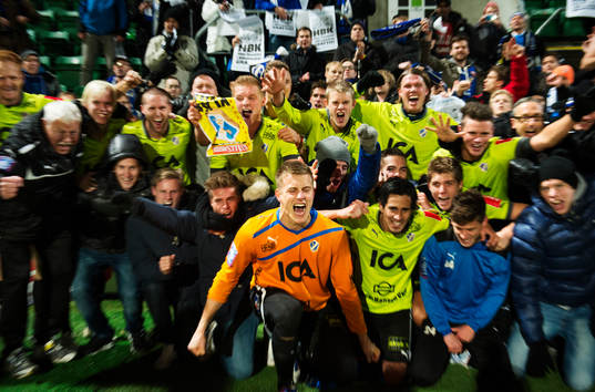 Halmstad är tillbaka i Allsvenskan. Spelarna jublar med